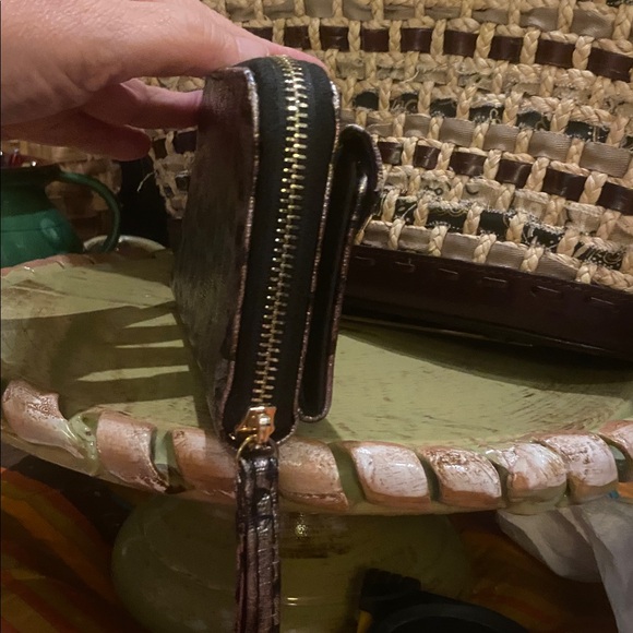 TAHARI Cheetah Print Zip Around Wallet with Credit Card Holder - Black/Gold - Picture 3 of 10